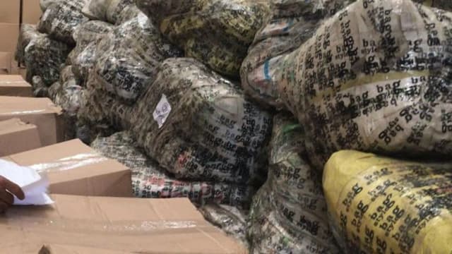 Mercadorias apreendidas empilhadas em depósito da Receita Federal (foto de arquivo)