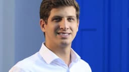 João Campos, candidato do PSB ao governo de Pernambuco, sorrindo em foto de divulgação