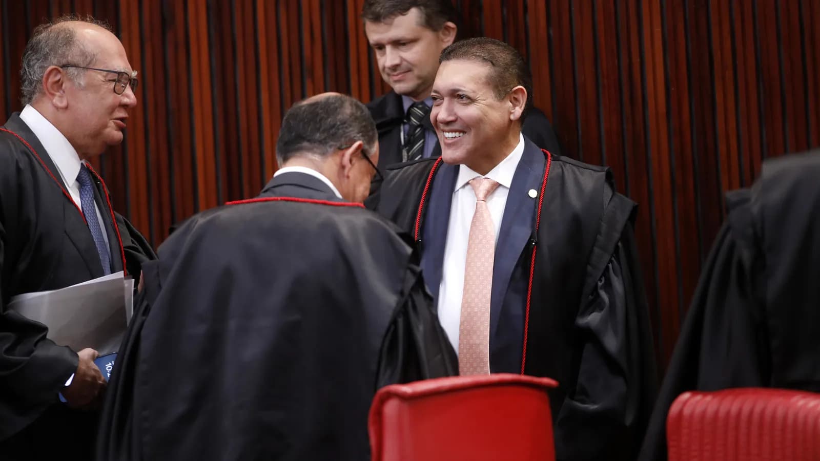 Ministros do TSE conversam em sessão plenária do tribunal