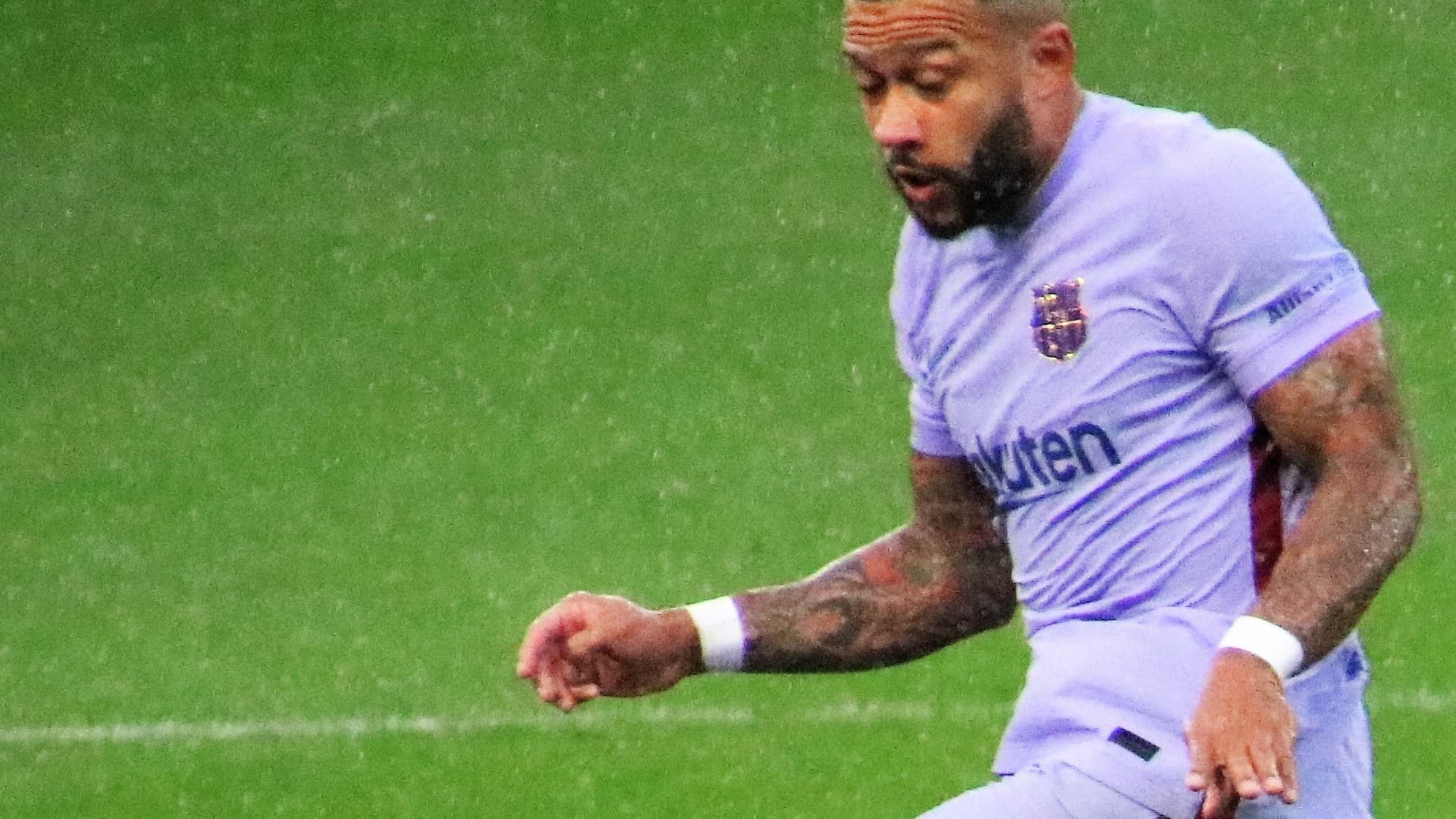 Memphis Depay em ação pelo Barcelona, foto de arquivo de 2021
