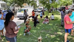 Pessoas reunidas em área aberta após terremoto na Cidade do Panamá