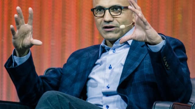 Satya Nadella, CEO da Microsoft, gesticula durante entrevista em evento