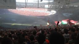 Torcida do Fluminense com bandeiras tricolores lotando o Maracanã, foto de arquivo