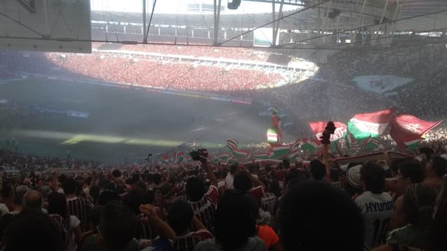 Torcida do Fluminense com bandeiras tricolores lotando o Maracanã, foto de arquivo