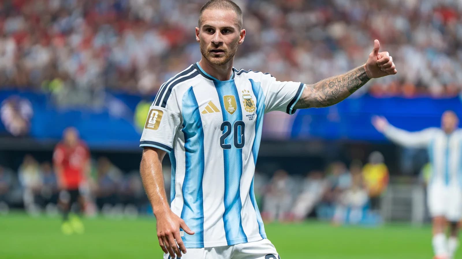 Alexis Mac Allister comemora em campo durante partida pela seleção argentina (foto de arquivo)