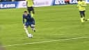 Cole Palmer conduz a bola durante partida do Chelsea