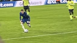 Cole Palmer conduz a bola durante partida do Chelsea