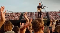 Ed Sheeran se apresenta para multidão em show da turnê (foto de arquivo)