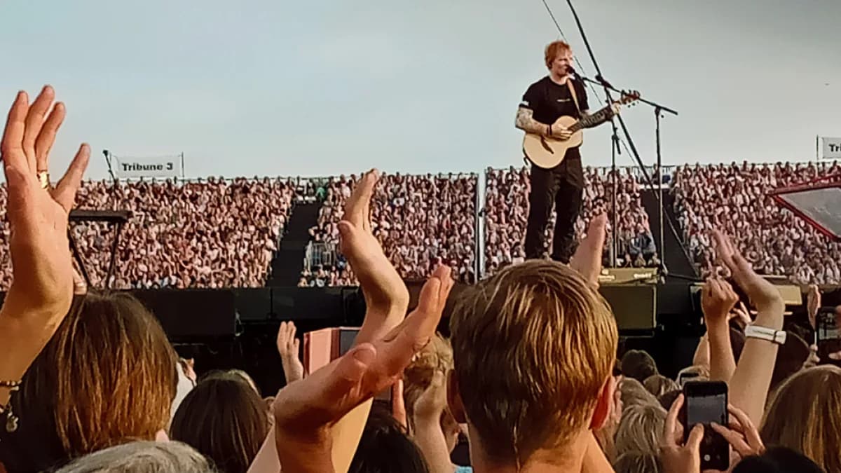 Ed Sheeran se apresenta para multidão em show da turnê (foto de arquivo)