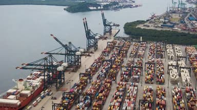 Vista aérea do Porto de Santos com navio atracado e pátio de contêineres