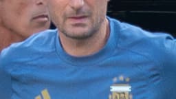 Lionel Scaloni, técnico da seleção argentina, em campo durante jogo com uniforme de treino