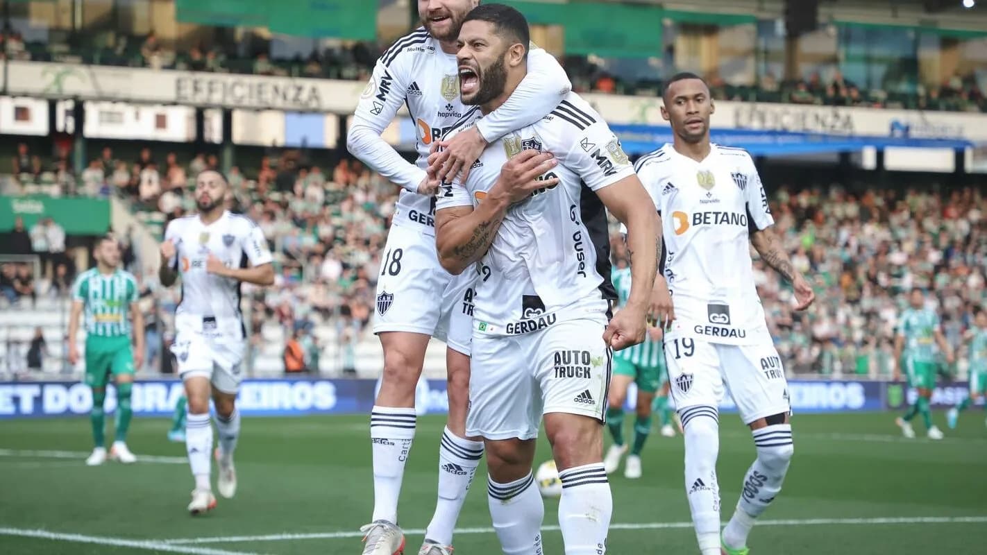 Jogadores do Atlético-MG, de uniforme branco, comemoram gol em campo durante partida do Brasileirão
