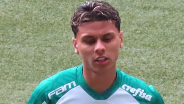 Jogador do Palmeiras em campo com o uniforme do clube, foto de arquivo