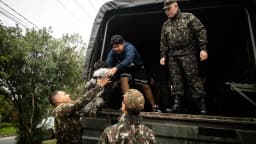 Militares e voluntários resgatam animal em operação da Defesa Civil no bairro Laranjal, em Pelotas (RS), durante enchente anterior no estado