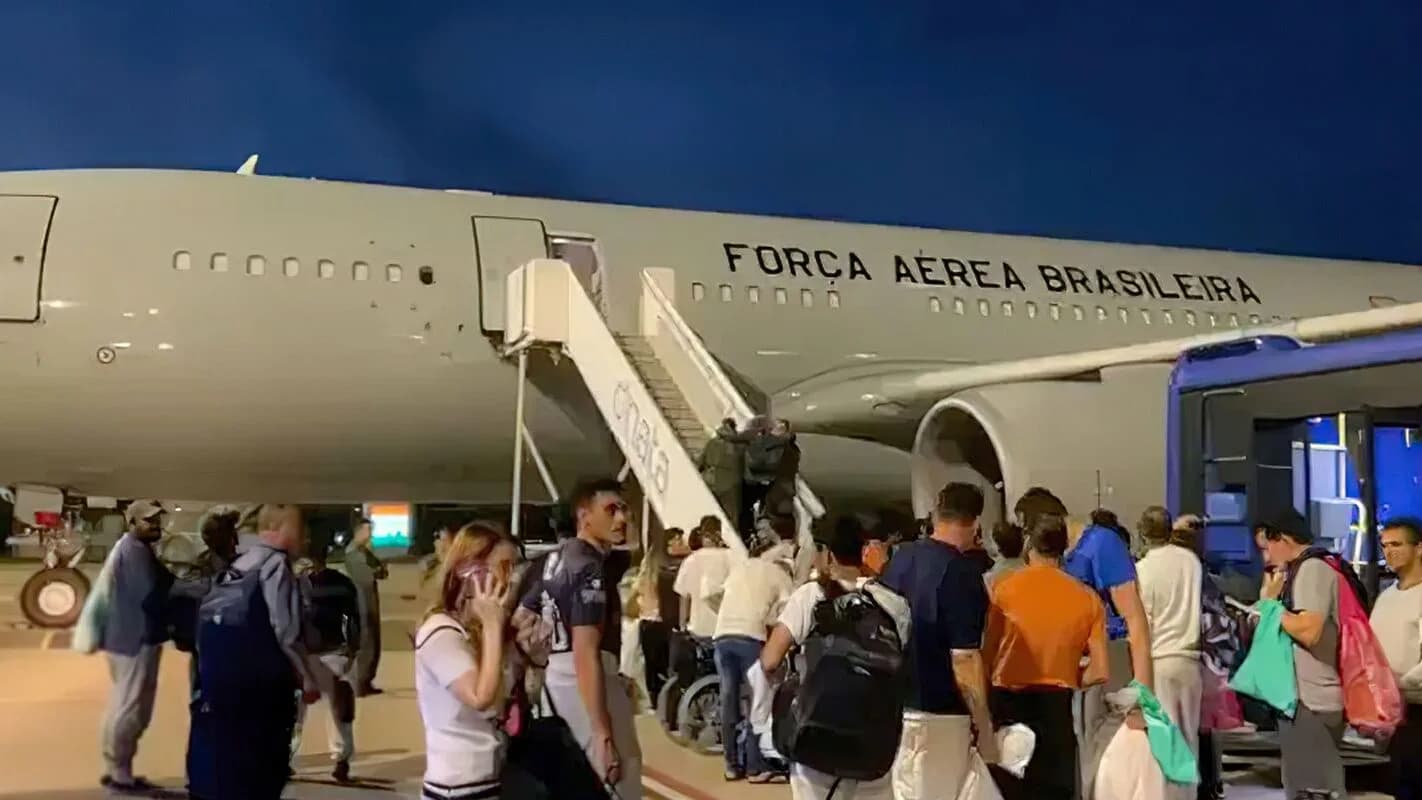 Brasileiros deportados dos Estados Unidos desembarcam de avião em voo de repatriação