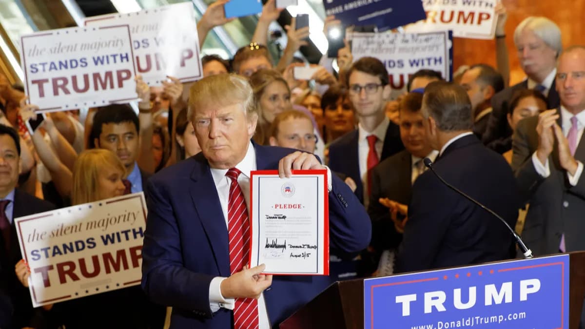 Donald Trump segura documento diante de apoiadores em evento político nos Estados Unidos
