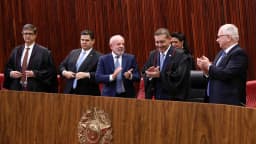 Ministros do TSE em sessão no plenário do tribunal, com o brasão da República ao fundo