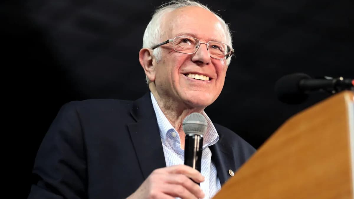 O senador americano Bernie Sanders discursa ao microfone em um púlpito