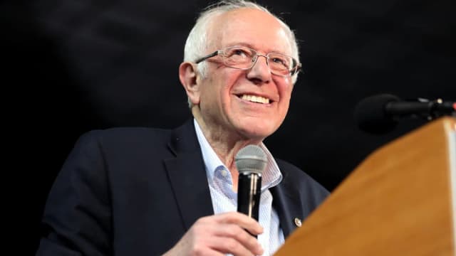 O senador americano Bernie Sanders discursa ao microfone em um púlpito