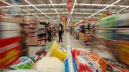 Consumidor em corredor de supermercado, imagem ilustrativa sobre inflação e poder de compra