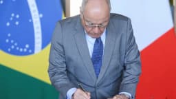 Chanceler Mauro Vieira assina documento durante cerimônia no Itamaraty