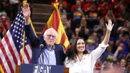 Bernie Sanders e Alexandria Ocasio-Cortez juntos em comício nos Estados Unidos