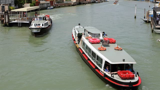 Barcos de transporte navegam por um canal na Lagoa de Veneza, na Itália (imagem de arquivo)