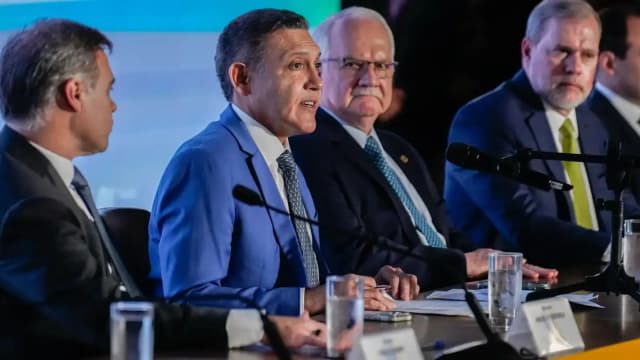 Presidente do TSE, Kássio Nunes Marques, em entrevista coletiva ao lado de outras autoridades eleitorais