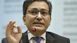 Robinson Barreirinhas fala a microfone durante coletiva de imprensa