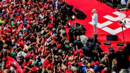 Multidão acompanha ato de lançamento da campanha de Lula à reeleição em 2026