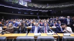 Kássio Nunes Marques recebe medalha em cerimônia na Câmara dos Deputados