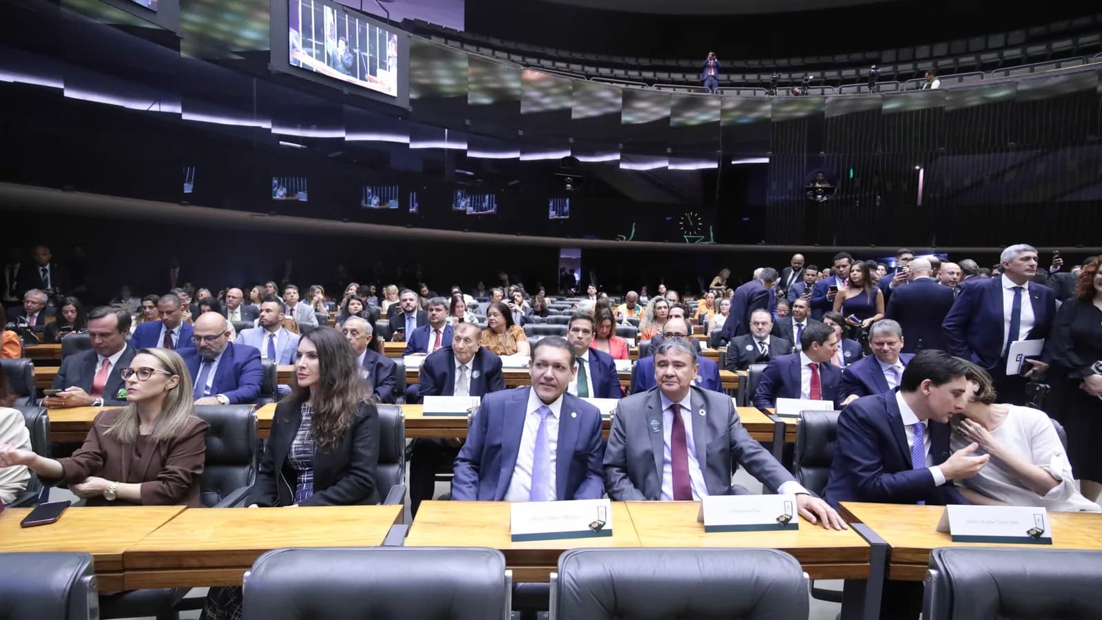 Kássio Nunes Marques recebe medalha em cerimônia na Câmara dos Deputados