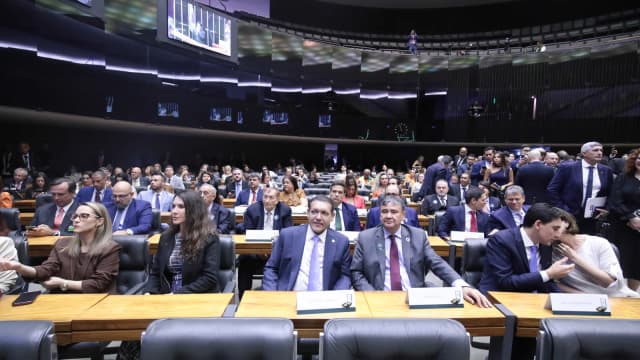 Kássio Nunes Marques recebe medalha em cerimônia na Câmara dos Deputados