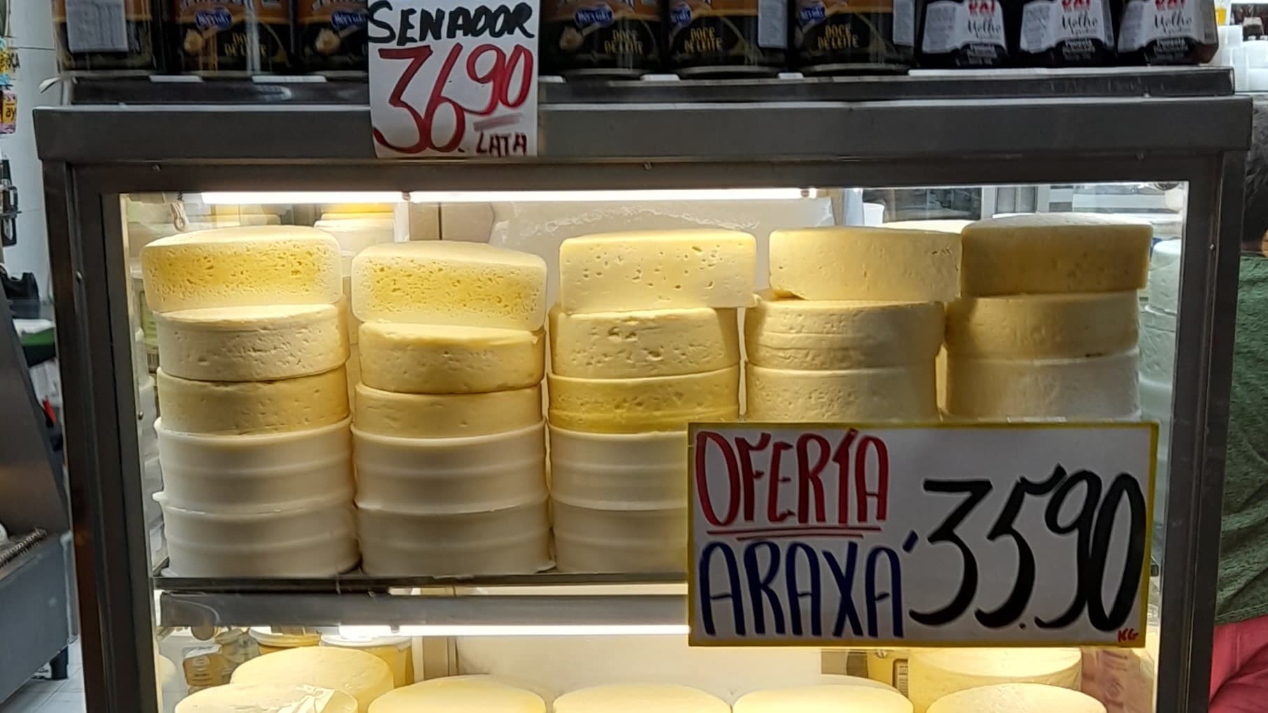 Queijos minas artesanais expostos em barraca de mercado em Belo Horizonte (imagem ilustrativa, não é do lote recolhido)
