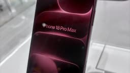 iPhone 18 Pro Max na cor bordô exposto em vitrine de loja