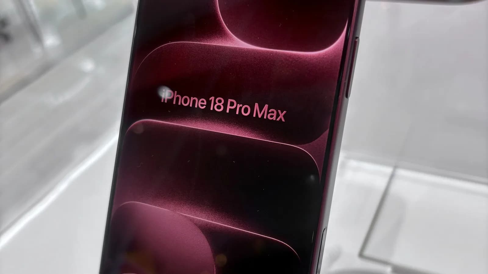 iPhone 18 Pro Max na cor bordô exposto em vitrine de loja