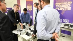 Técnicos examinam urna eletrônica durante evento de abertura do código-fonte do sistema eleitoral