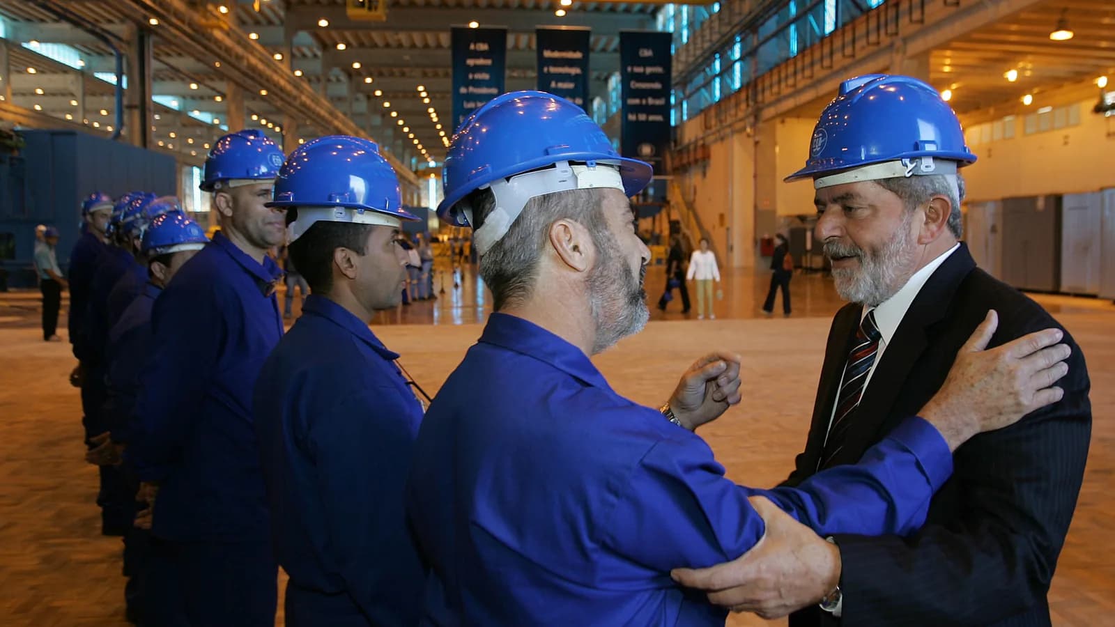 O presidente Lula cumprimenta trabalhador durante visita a fábrica (foto de arquivo)
