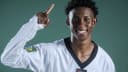 Henrique Marques posa com uniforme da seleção brasileira de taekwondo