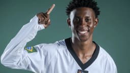 Henrique Marques posa com uniforme da seleção brasileira de taekwondo