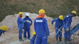 Trabalhadores em obra de construção civil