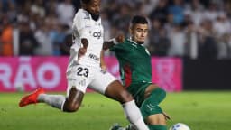 Jogador do Santos disputa bola com jogador do Palmeiras na Vila Belmiro