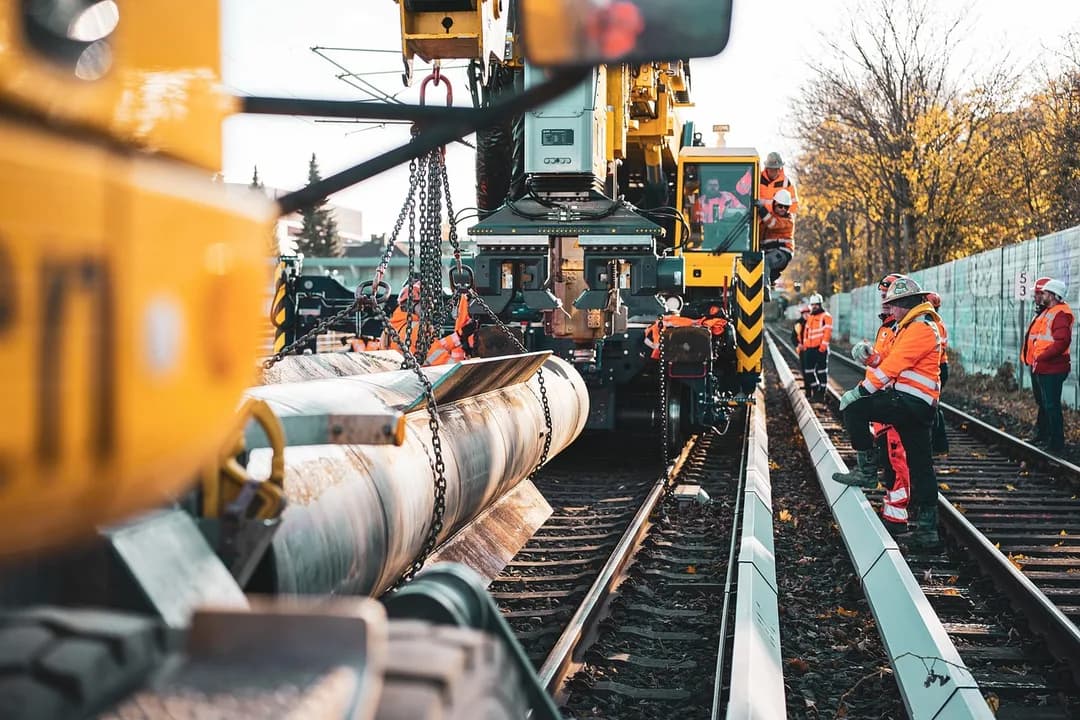 Imagem ilustrativa: crane, construction site, construction worker, track, rails, work, track construction, construction company, construction site, construction site, construction