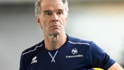 Bernardinho observa o jogo durante treino, vestindo o uniforme da equipe