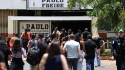 Candidatos chegam para prova de outro concurso em escola pública, foto de arquivo ilustrativa