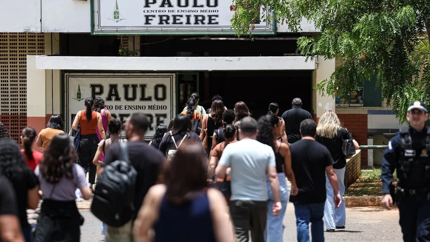 Candidatos chegam para prova de outro concurso em escola pública, foto de arquivo ilustrativa