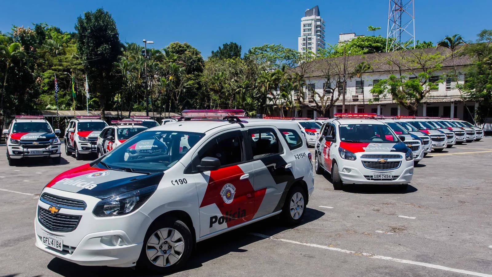 Fileira de viaturas da Polícia Militar de São Paulo estacionadas