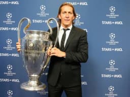 Míchel Salgado, de terno, segura o troféu da Liga dos Campeões da UEFA em evento da competição