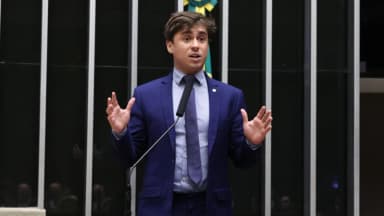 Deputado federal Nikolas Ferreira discursa na tribuna do plenário da Câmara dos Deputados