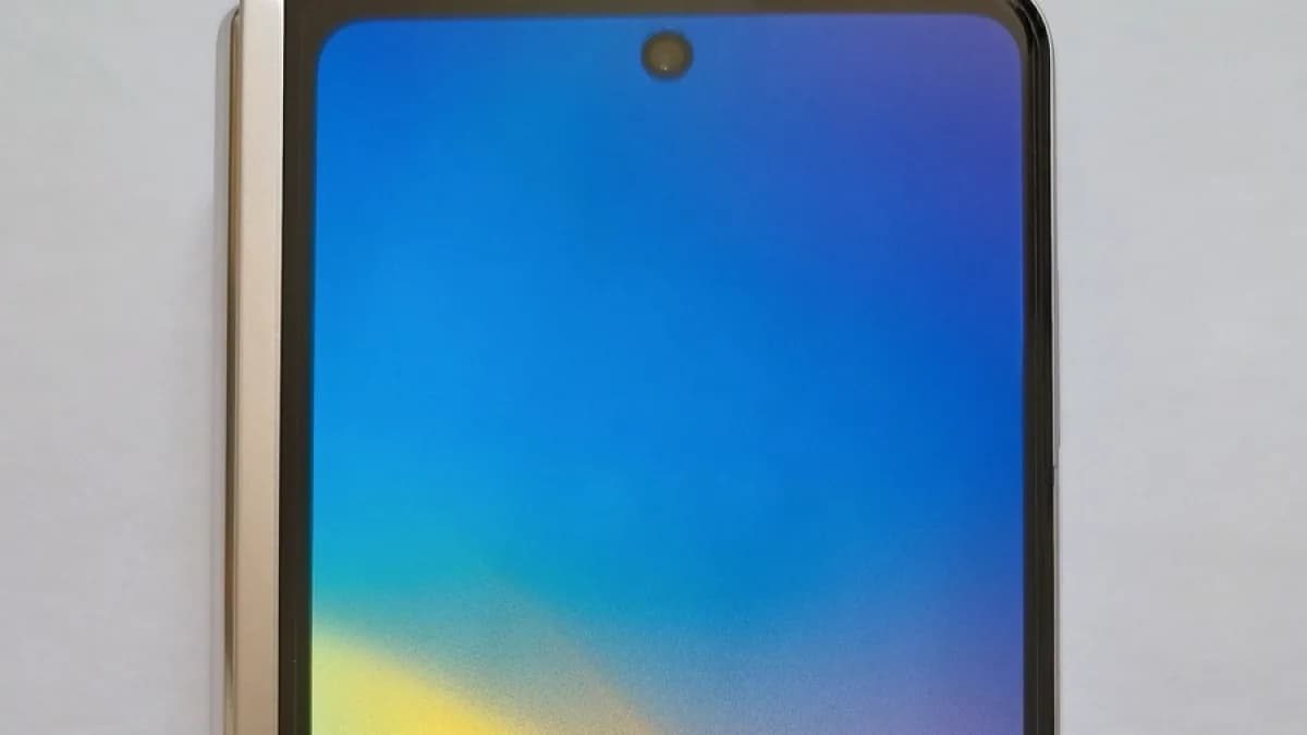 Smartphone dobrável Samsung Galaxy Z Fold aberto sobre fundo branco, foto ilustrativa do segmento